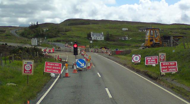 A863 roadworks.jpg - Would anyone like to guess a) the speed limit; and b) where exactly I'm meant to wait when the red light shows.